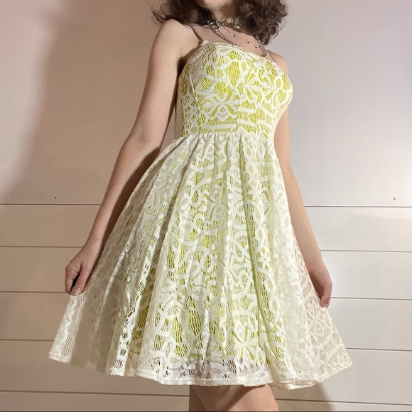 Green and lace party dress - Picture 6 of 12